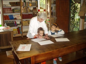 A diretora Anna Maria ministrando aula da alfabetização