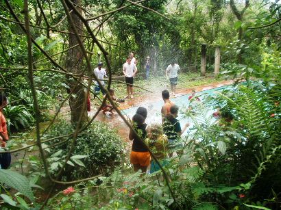 Piscina em meio ao bosque. (Foto: Duda Pimentel)