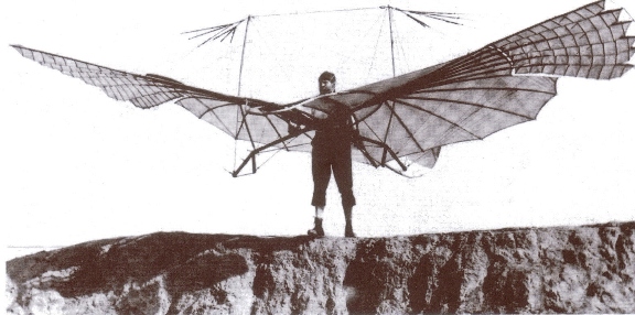 Otto Lilienthal, em tentativa frustada de voo com par de asas motorizadas, 1894. Antes dos irmãos Wrigth, ele já "voava" arremessado por catapulta.